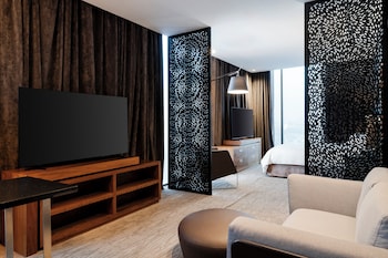 Alberca al aire libre y camastros