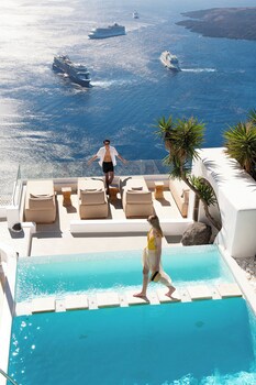Piscine couverte, parasols de plage, chaises longues