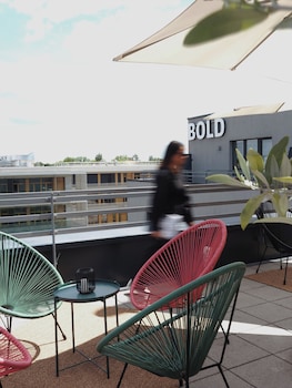 بوفيه فطور يوميًا بتكلفة قدرها (19.00 EUR للشخص)