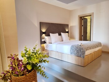 Daily continental breakfast (EUR 16 per person)