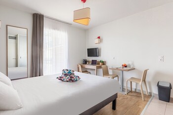 Daily buffet breakfast (EUR 13.9 per person)