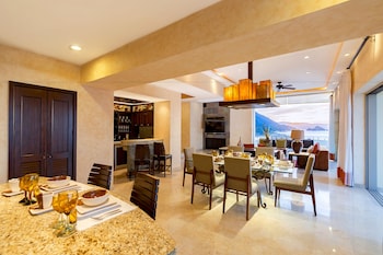 3 albercas al aire libre y sombrillas en la alberca