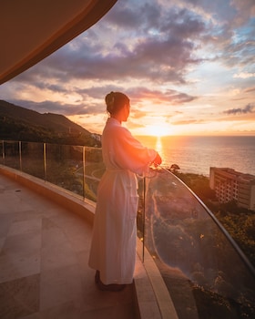 3 albercas al aire libre y sombrillas en la alberca