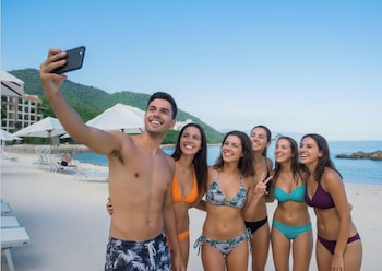 3 albercas al aire libre y sombrillas en la alberca 