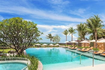 ألحفة محشوة بالريش وأسرّة بطبقة علوية مريحة وميني بار وخزنة داخل الغرفة