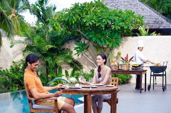 Villa, 2 soverom | Dundyner, senger med overmadrass, minibar og safe på rommet