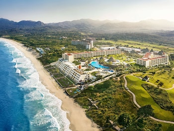 3 outdoor pools, pool umbrellas, sun loungers