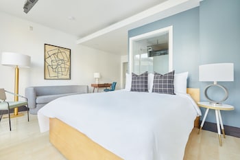 1 habitación, tabla de planchar con plancha y cunas gratuitas