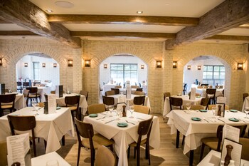 2 restaurants; breakfast, lunch, dinner, and brunch served