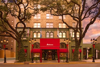 3 restaurantes, se sirven desayunos, comidas, cenas y cocina americana