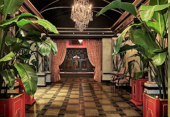 2 restaurants; breakfast, lunch, dinner and brunch served 