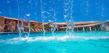 Hồ bơi ngoài trời, dù/ô trên bãi biển/hồ bơi, ghế dài tắm nắng