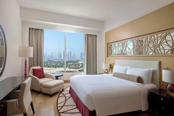 5 restaurants, breakfast, lunch, dinner served; international cuisine