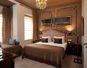 Chambre triple Confort, 1 chambre | Cuisine privée | Mini-réfrigérateur, four à micro-ondes, cafétière à espresso