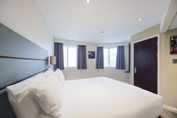 Habitación cuádruple familiar, varias camas | Decoración individual, mobiliario individual, escritorio