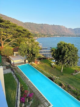 3 albercas al aire libre, sombrillas en la alberca y camastros