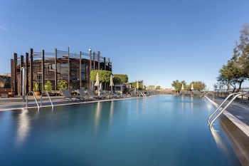 4 restaurants, servant le déjeuner et le dîner; cuisine méditerranéenne