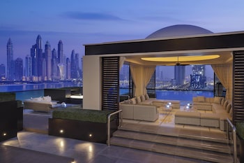2 outdoor pools, free cabanas, pool umbrellas