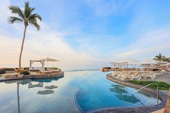 5 outdoor pools, open 7:00 AM to 8:00 PM, cabanas (surcharge)