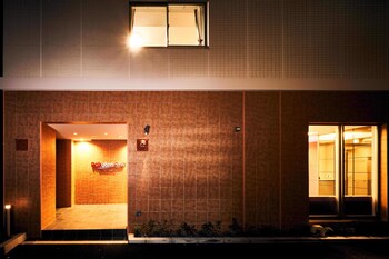 Separate tub and shower, hair dryer, bidet, towels