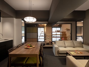 Suite Deluxe, non-fumeur (For 4) | 2 chambres, coffre-fort, rideaux dâobscurcissement