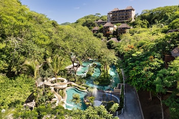 Beach nearby, free beach shuttle, sun loungers, beach umbrellas