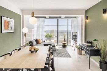 Departamento, 1 habitación, balcón | Sala de estar | Smart TV de 42 pulgadas con canales por cable y televisión