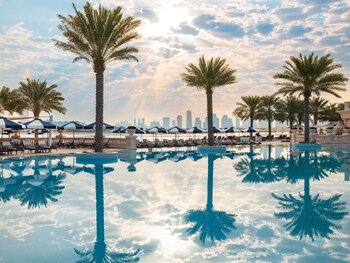 Piscine intérieure, piscine extérieure, 7 h à  18 h, parasols