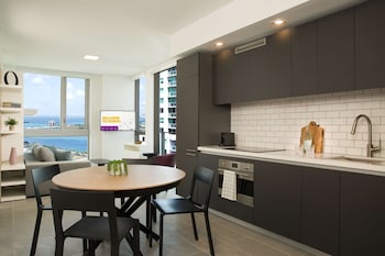 Alberca al aire libre y camastros 