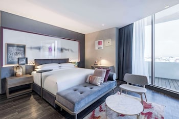 Een buitenzwembad, open van 10.00 uur tot 18.00 uur, en ligstoelen