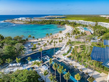 3 piscinas externas, guarda-sóis, espreguiçadeiras