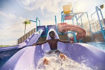 8 つの屋外プール、カバナ (有料)、プール パラソル