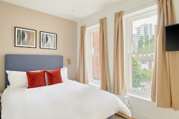 1 chambre, ameublement unique, lit de bébé (gratuit)