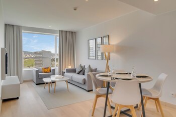 Een minibar, een laptopwerkplek, beddengoed, rolstoeltoegang