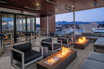 2 bares o lounges, bar de tapas 