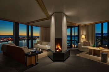 3 bars/lounges, cocktail bar, rooftop bar, lobby lounge