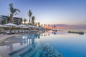 5 outdoor pools, pool umbrellas, sun loungers