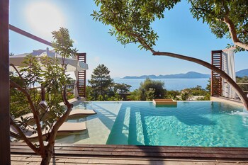 Penthouse Red Live | Egyptian cotton sheets, premium bedding, Select Comfort beds, minibar