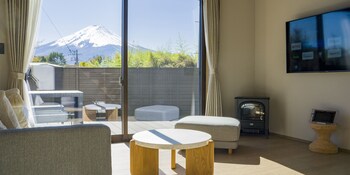 Televisión de pantalla plana, chimenea y piso con calefacción 