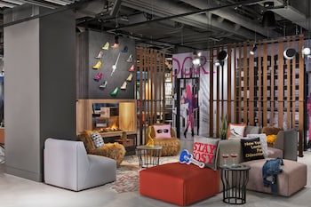 Bar-salon dans le hall