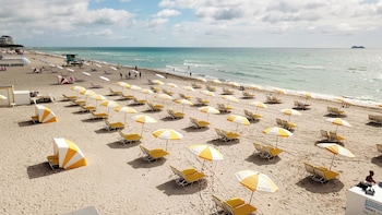 Beach nearby, white sand, sun-loungers, beach towels