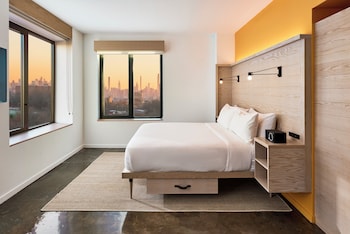 Breakfast, dinner and brunch served