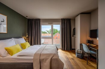 Hypo-allergenic bedding available, in-room safe, desk, laptop workspace