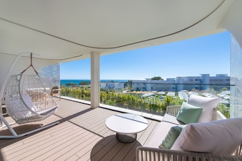 Seasonal outdoor pool, free cabanas, pool umbrellas