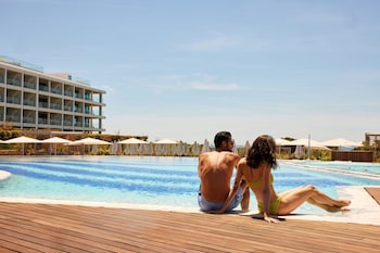 Seasonal outdoor pool, free cabanas, pool umbrellas