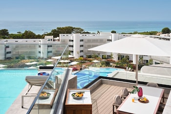 Piscine extérieure en saison, cabanas gratuites, parasols