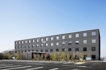 Standard Room, 1 King Bed, Non Smoking | Bathroom | Shower, rainfall showerhead, free toiletries, hair dryer