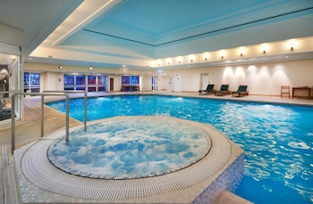 Indoor pool, sun loungers