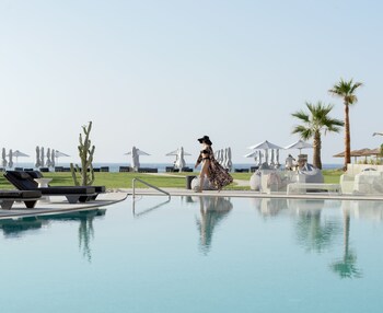 Piscine intérieure, piscine extérieure en saison, cabanas gratuites