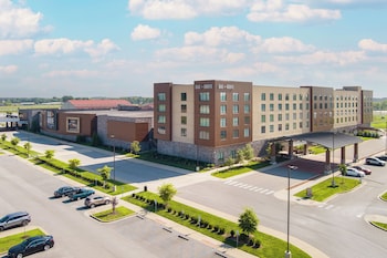 2 restaurants, lunch, dinner served; American cuisine